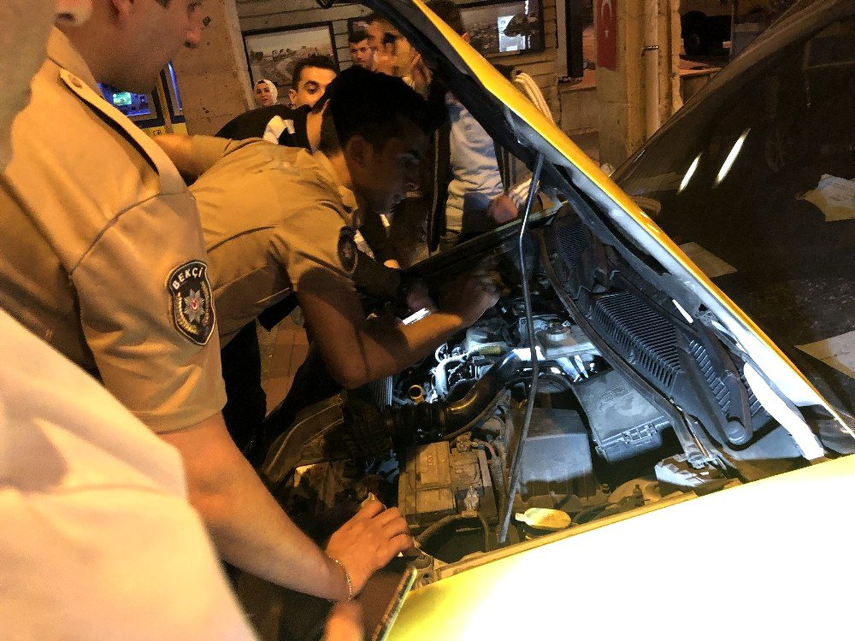 (ÖZEL) Arabanın motoruna sıkışan kediyi 2 saatte kurtarabildiler