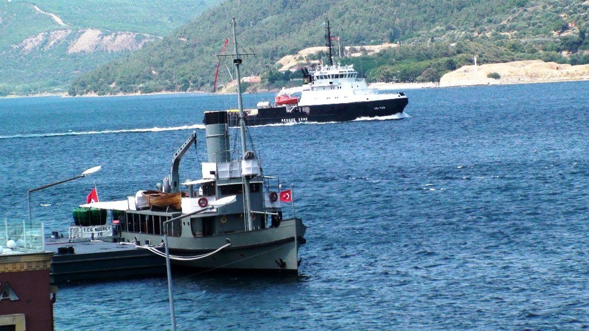 Rus Donanması\'na ait gemi Çanakkale\'den geçti