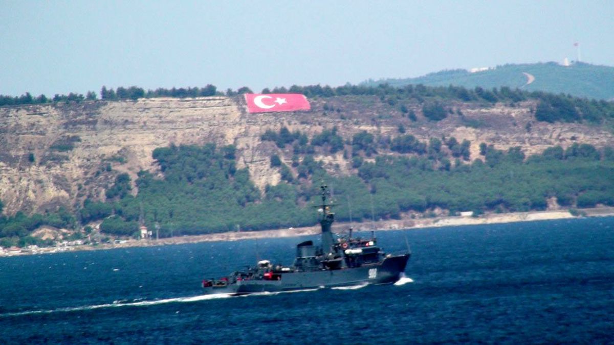 Rus donanmasına ait savaş gemisi Çanakkale\'den geçti