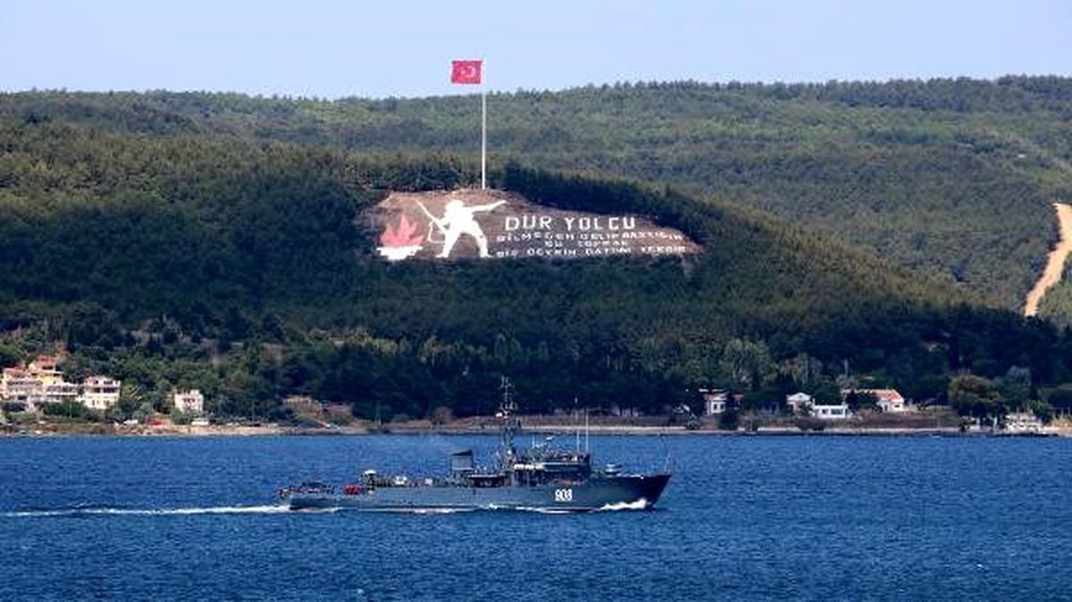 Rus mayın tarama gemisi ve askeri römorkörü Çanakkale Boğazı\'ndan geçti