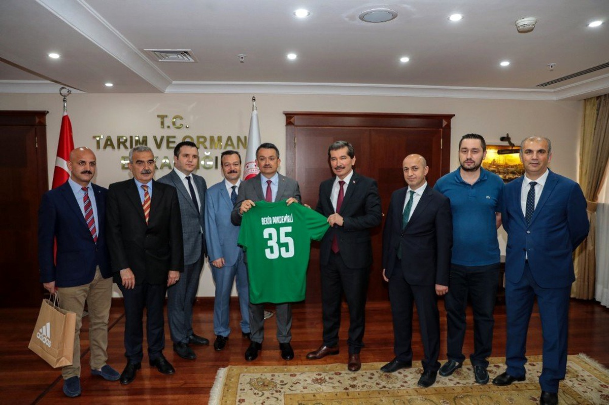 Şampiyon Basketbol takımından Bakan Pakdemirli\'ye forma