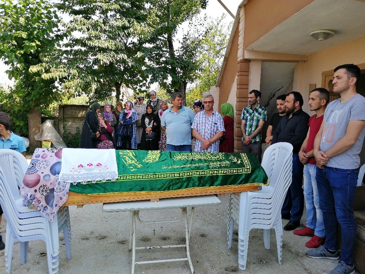 Selde hayatını kaybeden kadın için annesinin evi önünde helallik alındı