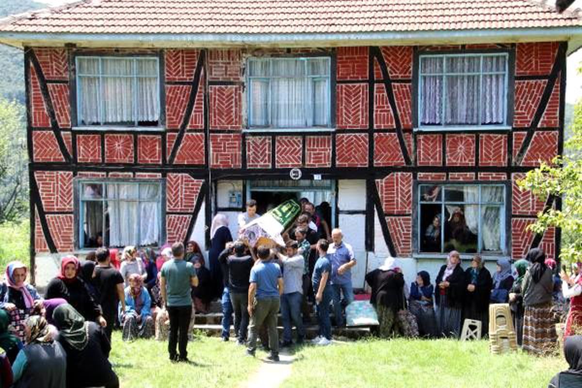 Selde ölen anneleri için dua ettiler (2)