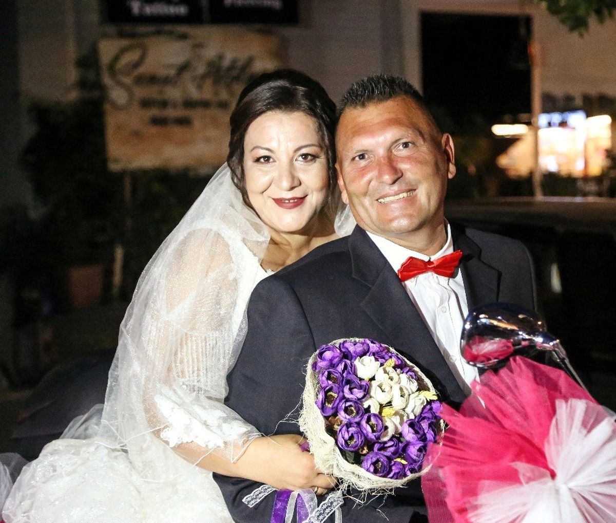 Ses tonuna aşık olduğu engelliyle evlendi
