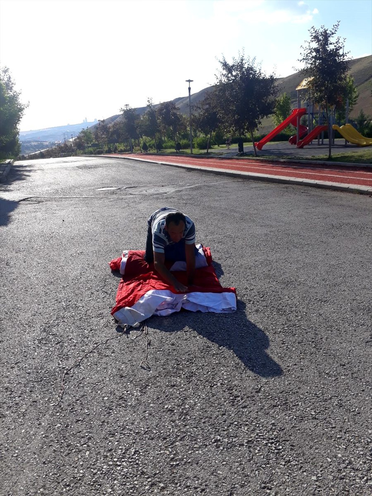 Seyyar satıcının Türk bayrağı hassasiyeti