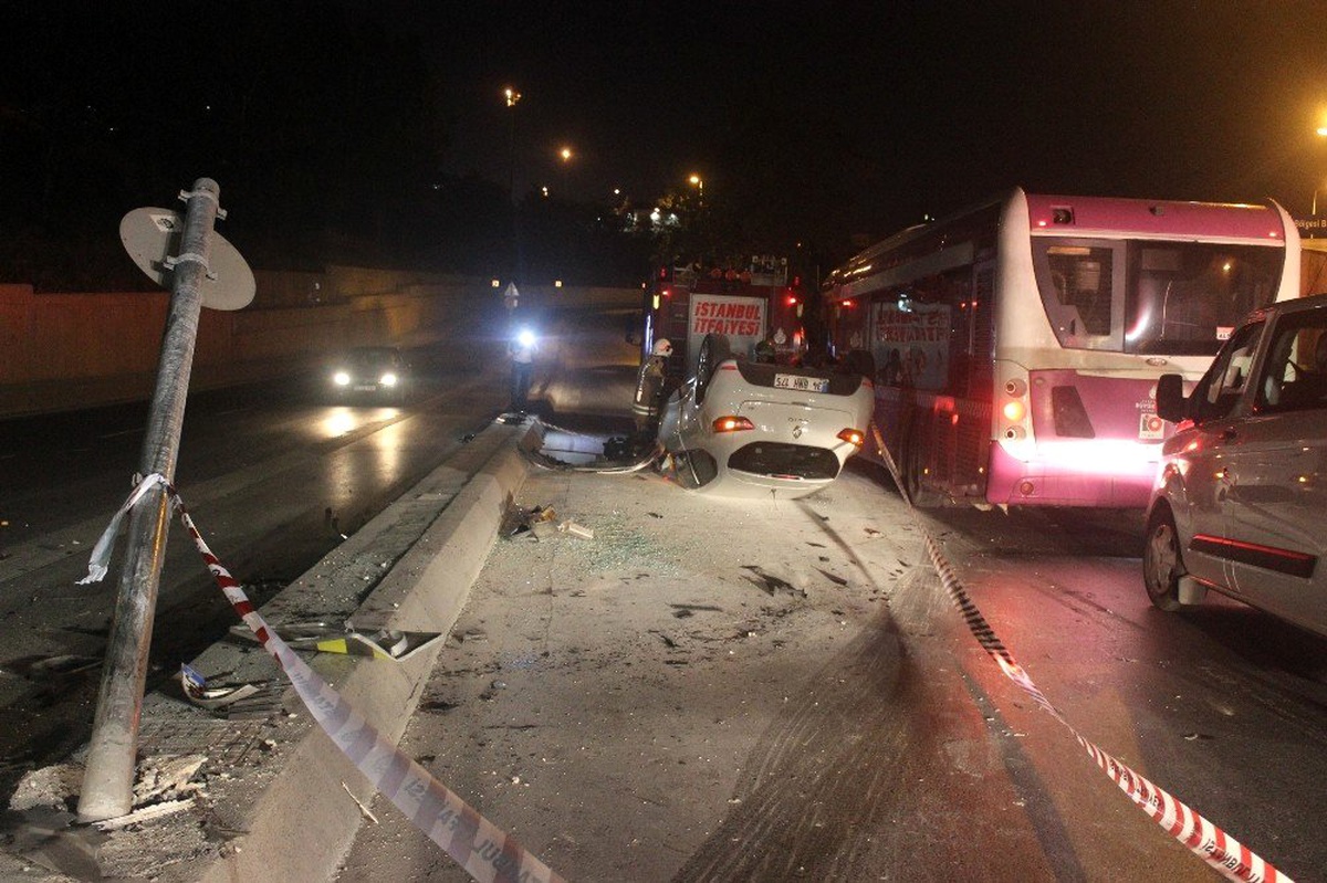 Trafik ışığına çarpan otomobil takla attı: 1 yaralı