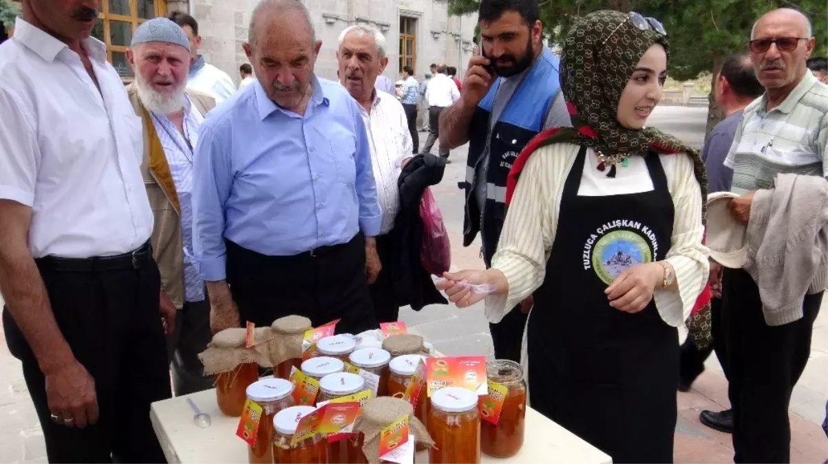 Tuzlucalı kadınlar yaptıkları kaysı reçelinin Kars\'ta satışını yaptı