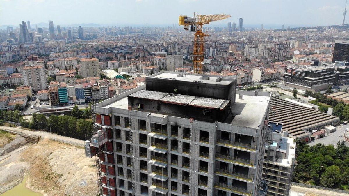 Ümraniye\'de yangın çıkan 29 katlı bina havadan görüntülendi