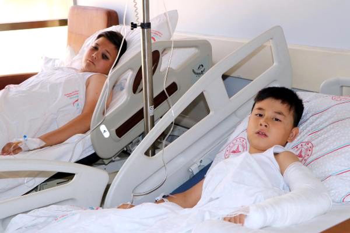 Van\'daki göçmen faciasında yaralanan çocuklar anne ve babalarını soruyor