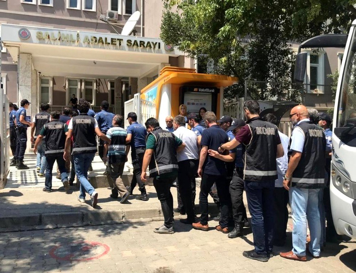 Yeniden yapılanmaya çalışan FETÖ\'ye darbe: 33 gözaltı