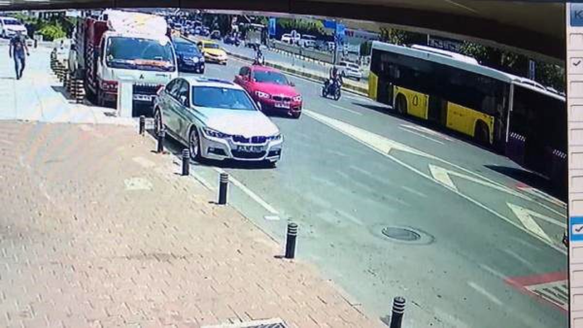 2 otobüsün arasına giren motosikletli metrelerce sürüklendi