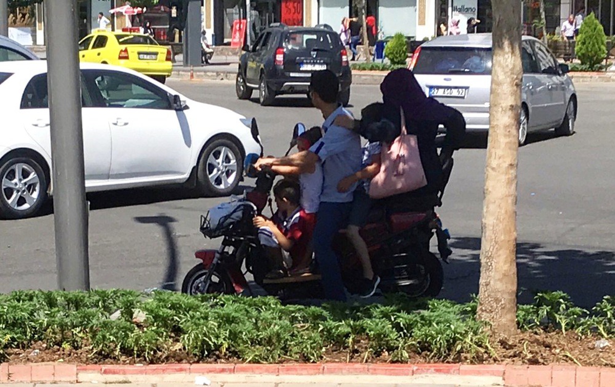 5 kişilik ailenin motosikletle tehlikeli yolculuğu