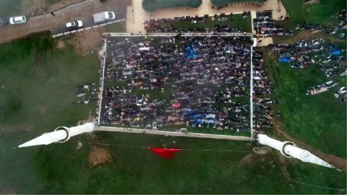 557 yıllık üstü açık camide namaz geleneği yaşatılıyor