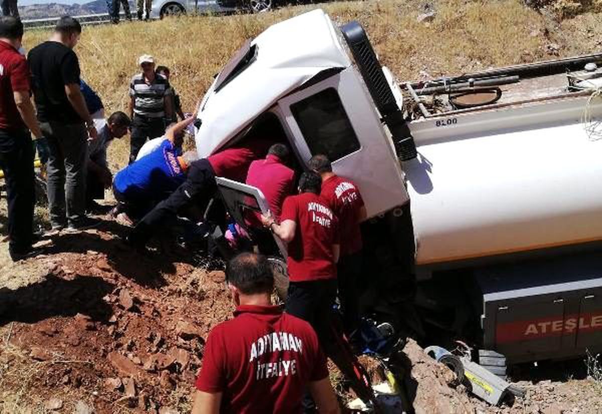 Adıyaman\'da tanker devrildi, sürücü yaralandı