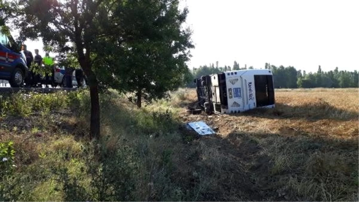 Afyonkarahisar\'da yolcu otobüs devrildi: 7 yaralı