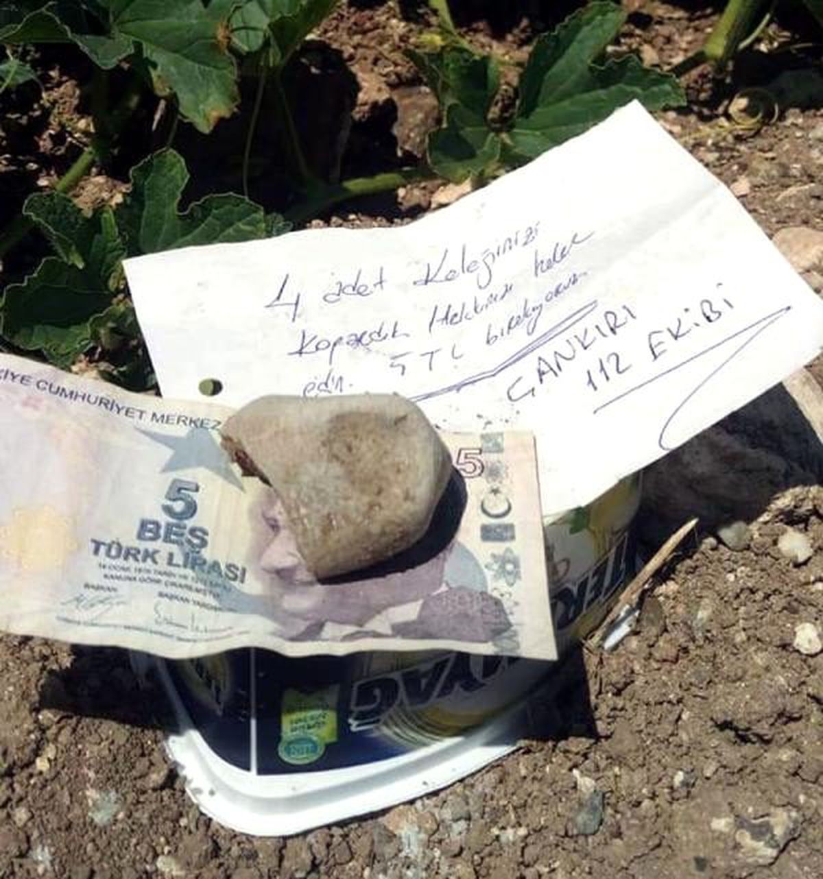 Bahçeden kelek yiyen 112 ekibi para ve not bıraktı