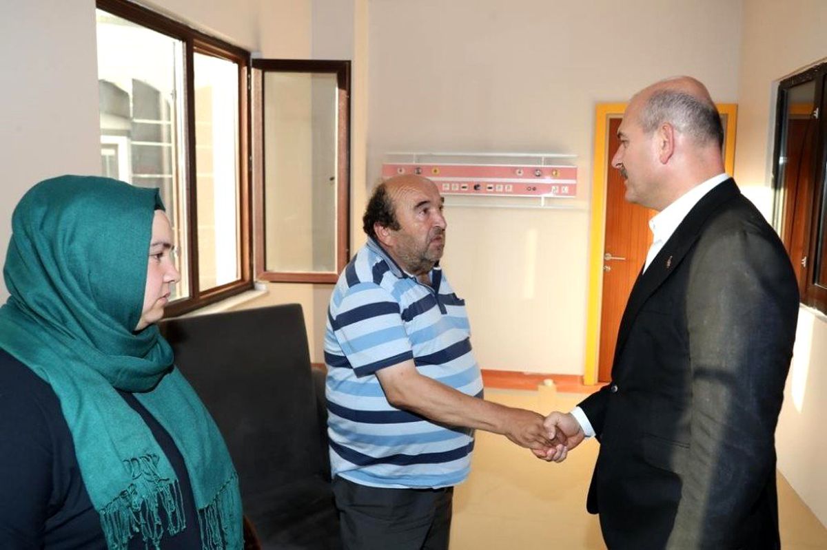 Bakan Soylu\'dan yaralı polisin ailesine ziyaret