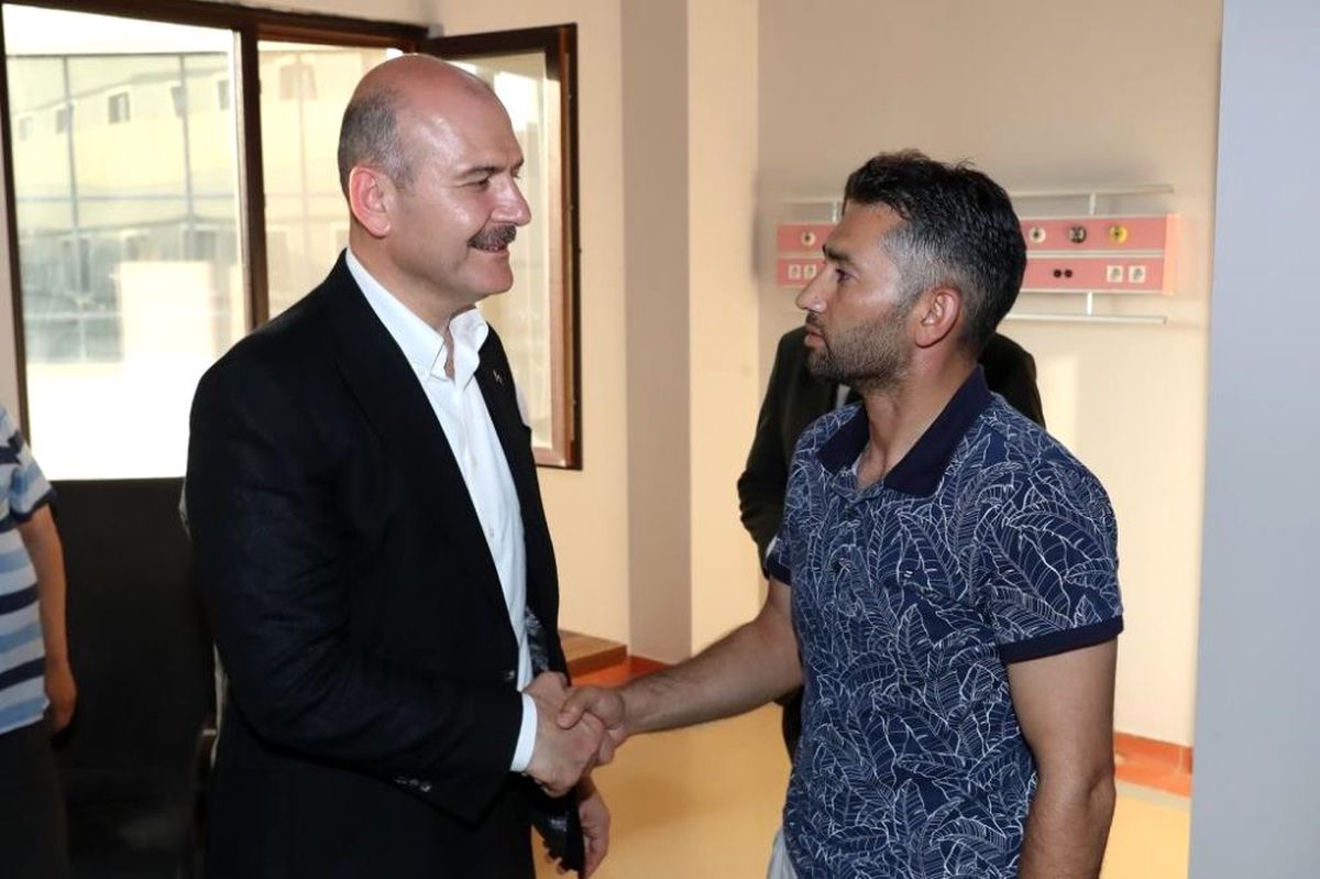 Bakan Soylu\'dan yaralı polisin ailesine ziyaret