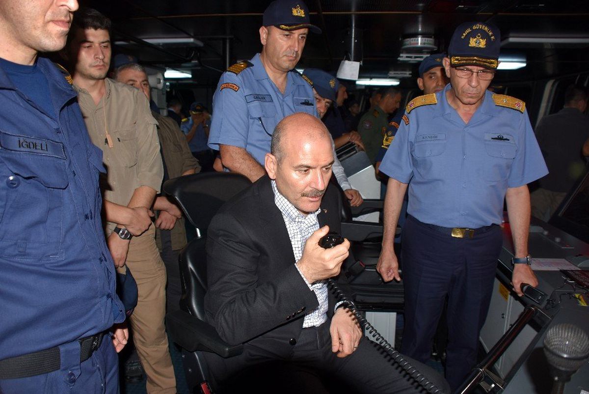 Bakan Soylu, TCS Dost Gemisiyle gece seyrine çıktı