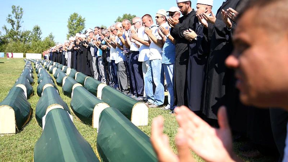 Bosna Savaşı\'nda Sırp polislerin katlettiği 86 Boşnak Müslüman 27 yıl sonra toprağa verildi