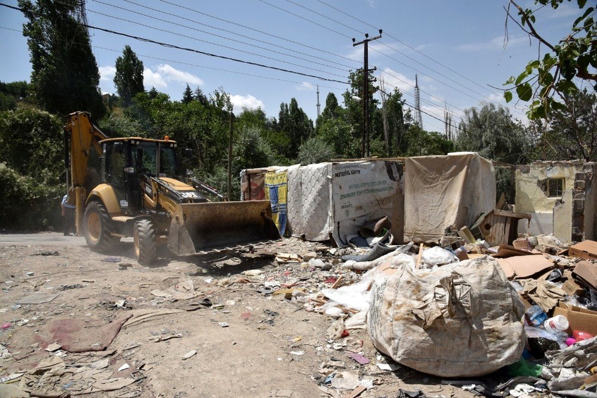 Büyükşehir zabıtası atıkla mücadelesini sürdürüyor