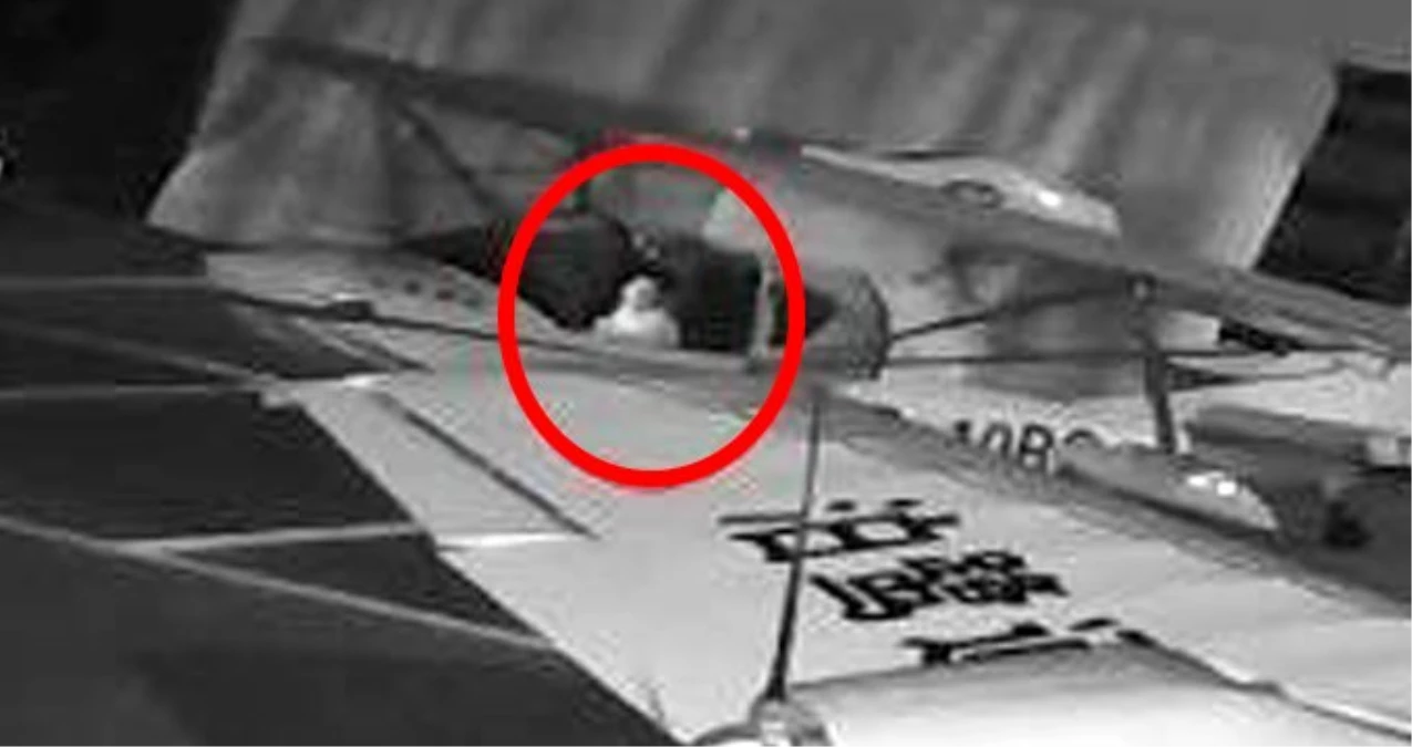 13 yaşındaki çocuğun uçağı çalmaya çalıştığı anlar kamerada: Kaza yaptı