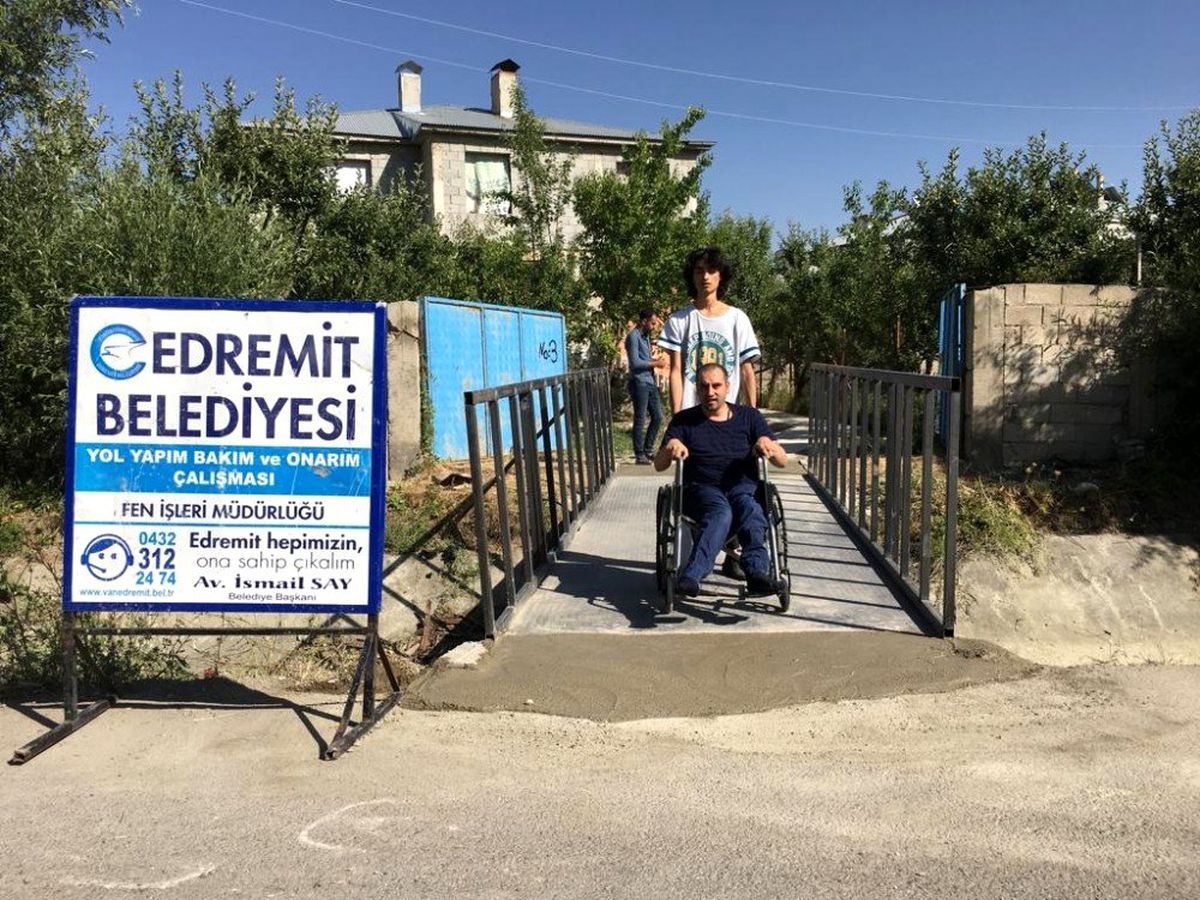Edremit Belediyesi engelleri kaldırıyor