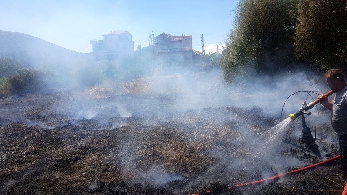 Eğirdir Gölü kıyısında korkutan yangın, yazlıklara sıçramak üzereyken söndürüldü