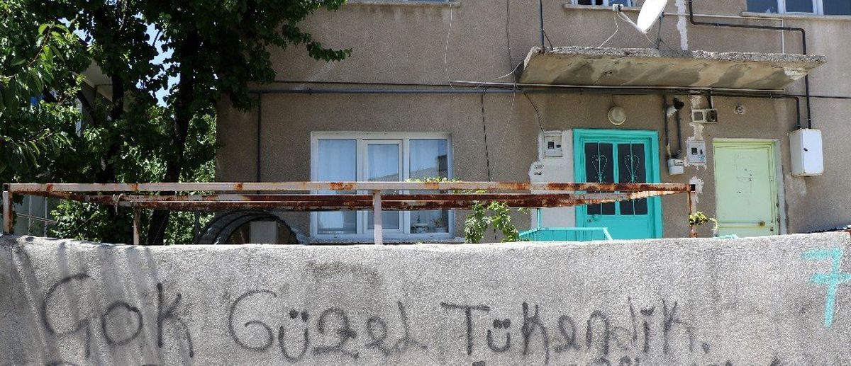 Erzincan\'da bir kadın uykudaki babasını boğazını keserek öldürdü