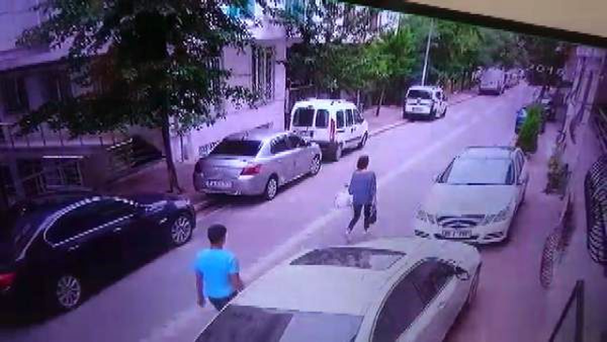 Esenyurt\'ta kapkaç kamerada: sokakta yürüyen kadının telefonunu böyle çaldı