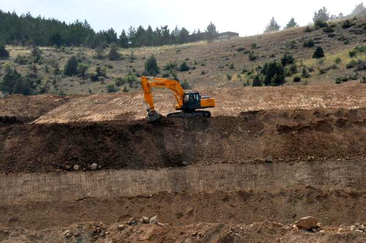 Gümüşhane\'de tonlarca hafriyatın kentin üst yamacına dökülmesine suç duyurusu