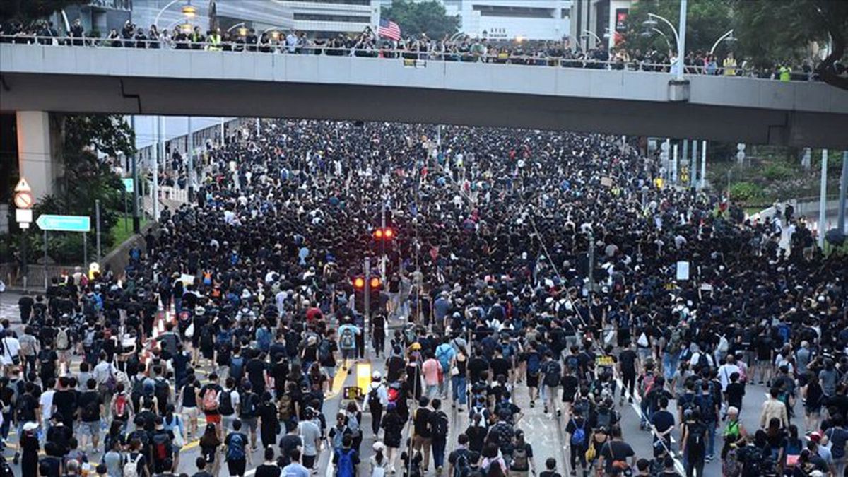 Hong Kong’da sokaklar karıştı