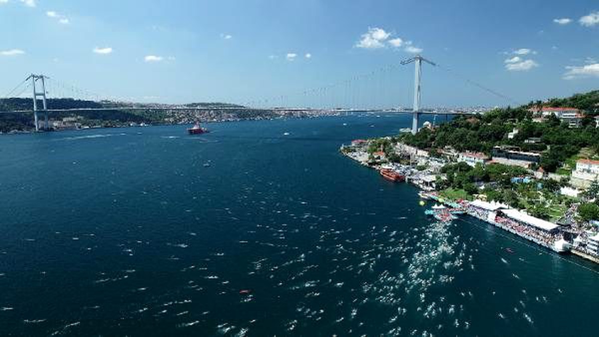 İstanbul Boğazı\'nı kulaç atarak geçtiler.