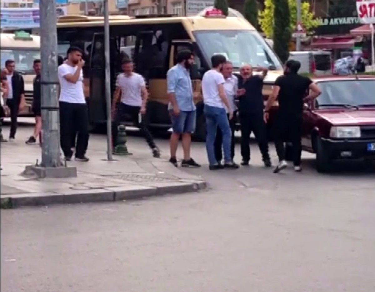 İstanbul\'da güpegündüz cadde ortasında yaşanan kavga kamerada
