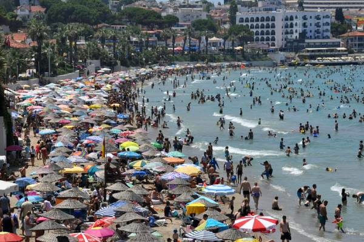 Kuşadası\'na yerli ve yabancı turist akını