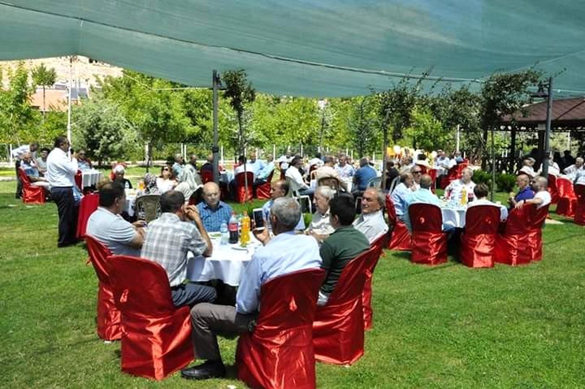 Lise arkadaşları yıllar sonra bir araya geldi