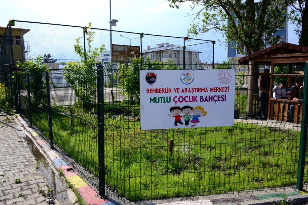 Mutlu Çocuklar Projesi kapsamında oluşturulan çocuk bahçesine ekim, dikim yapıldı