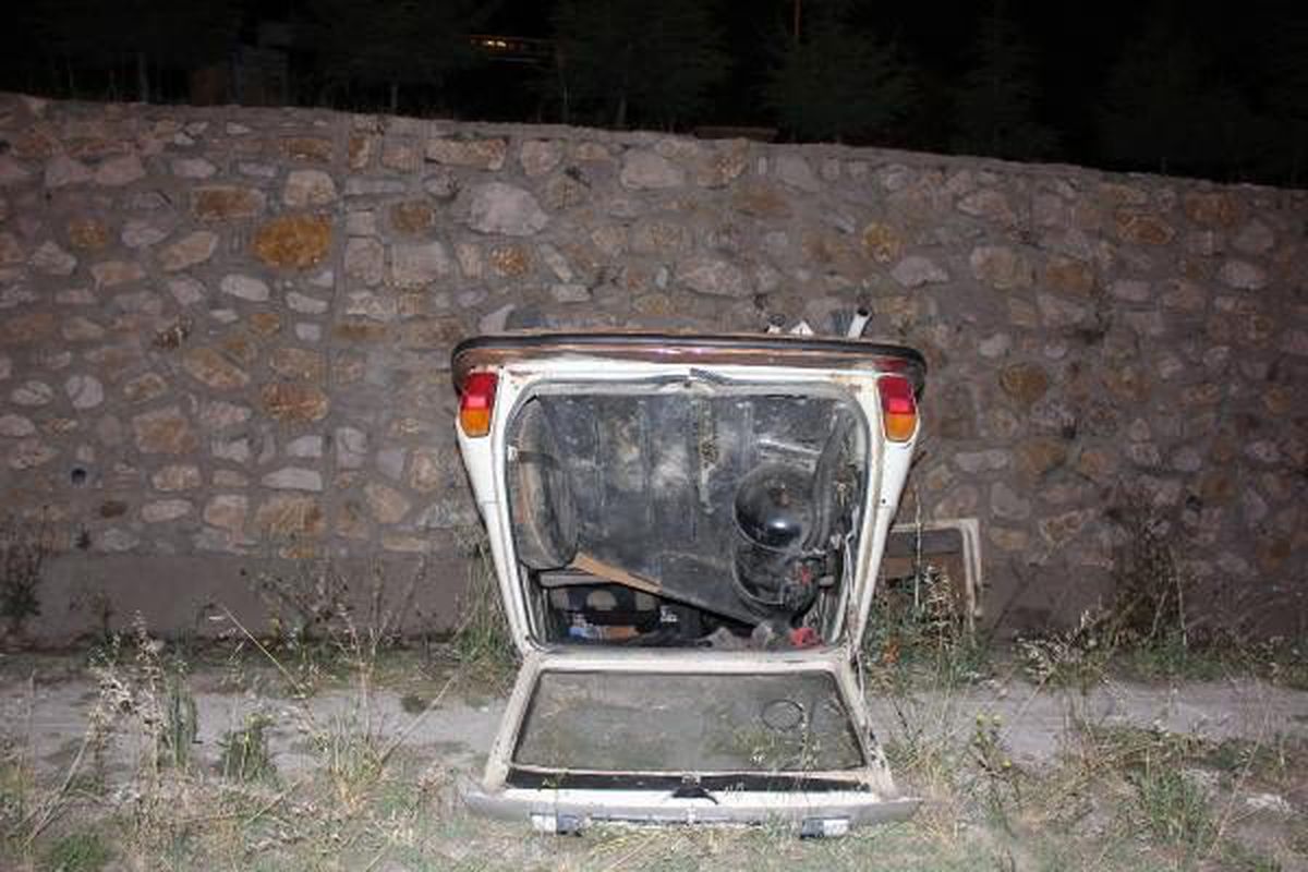 Otomobil istinat duvarından düştü