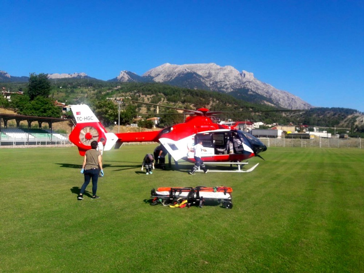 Otomobilin çarptığı adam ambulans helikopterle Adana\'ya sevk edildi