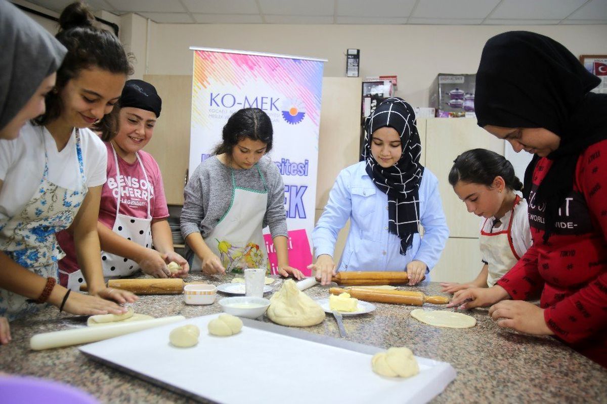 (Özel) Bu atölyede çocuklar yemek yapıp, dikiş yapıyorlar