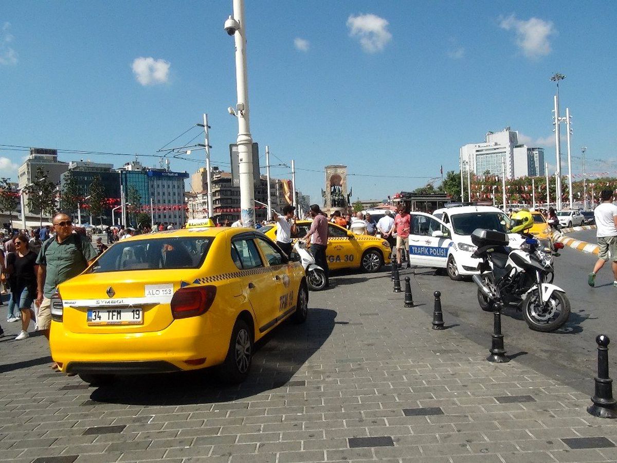 (Özel) Taksim\'de aracı men edilen taksiciden tepki