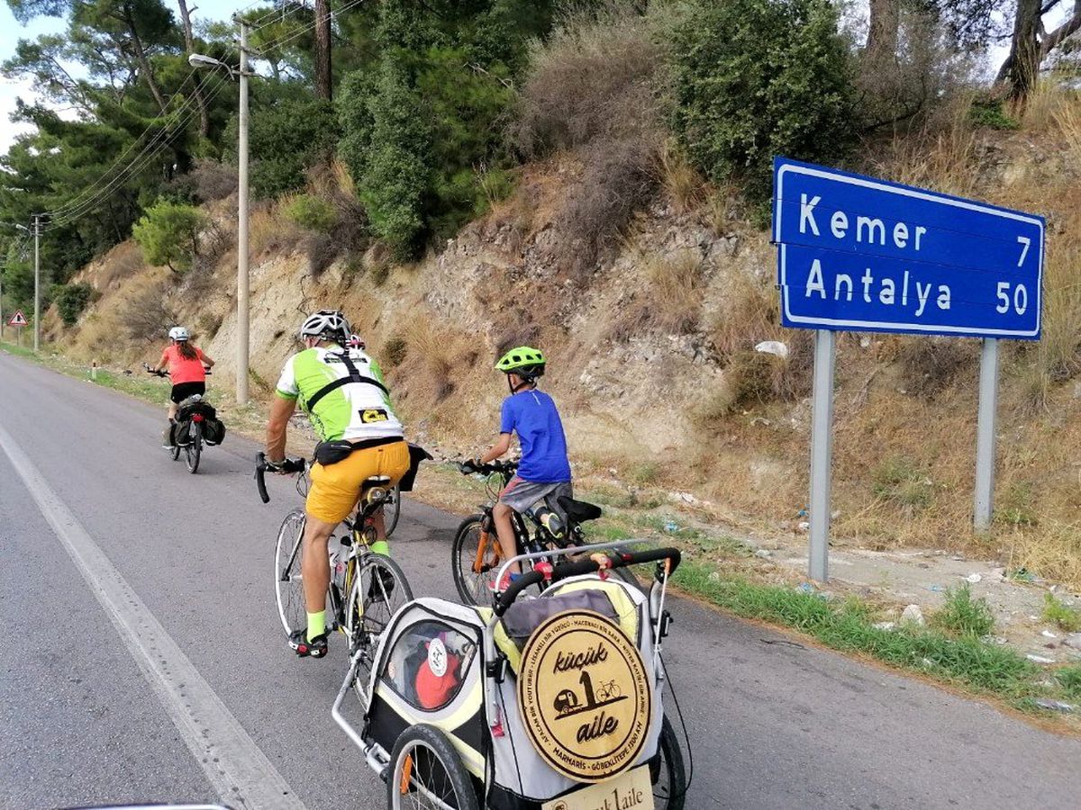 Pedal çeviren "Küçük 1 Aile" Antalya\'ya vardı