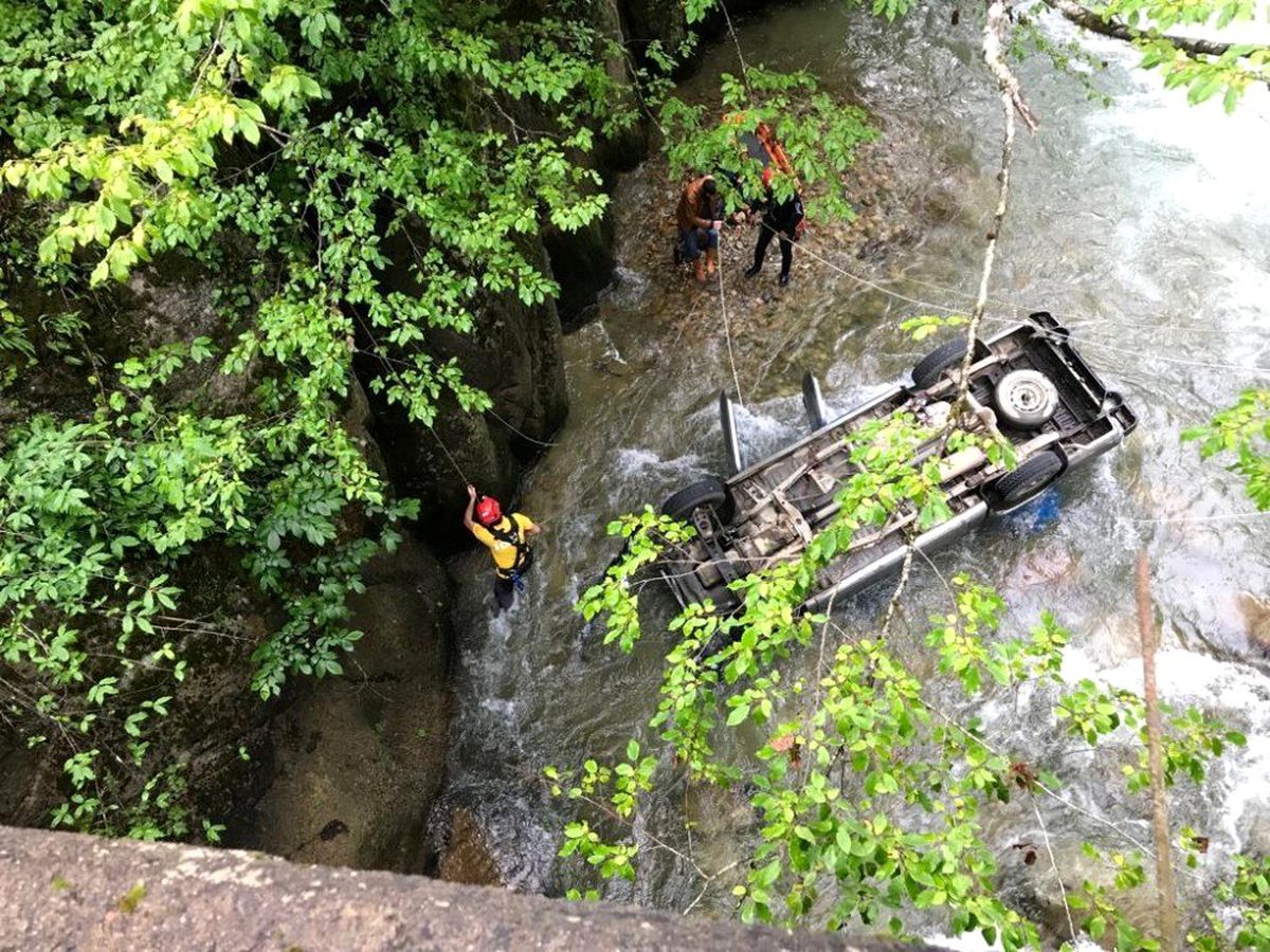 Rize\'de araç köprüden dereye düştü: 2 yaralı