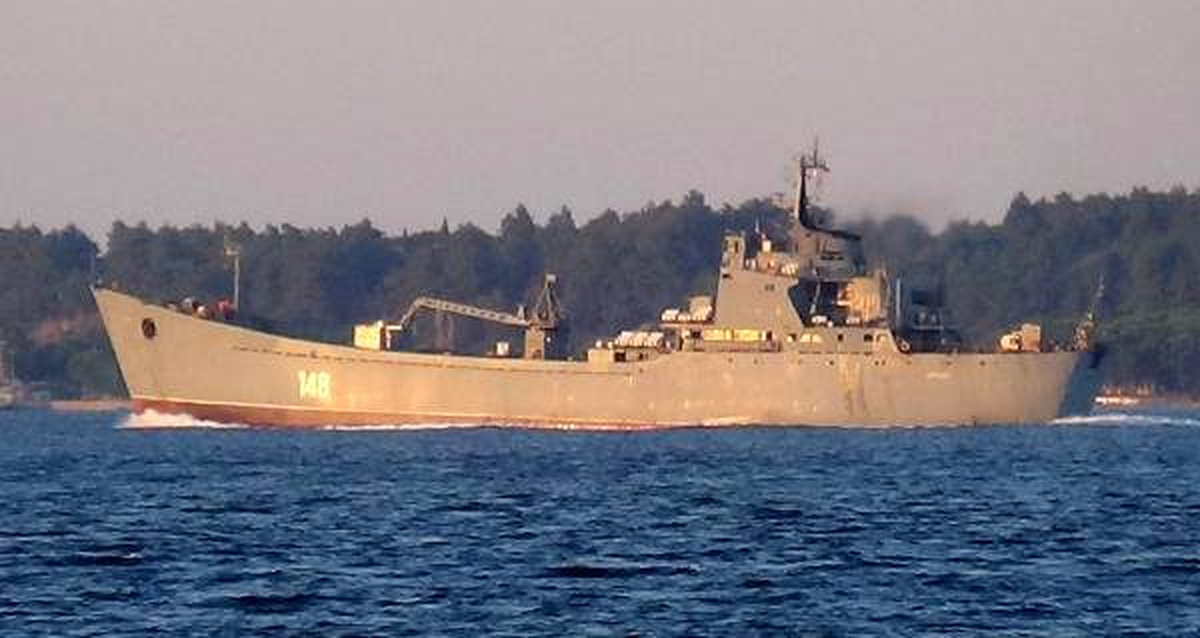 Rus savaş gemisi \'Orsk\' Çanakkale Boğazı\'ndan geçti