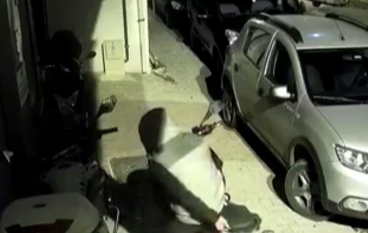 Saniyeler içerisinde motosiklet çalan hırsızlar kamerada