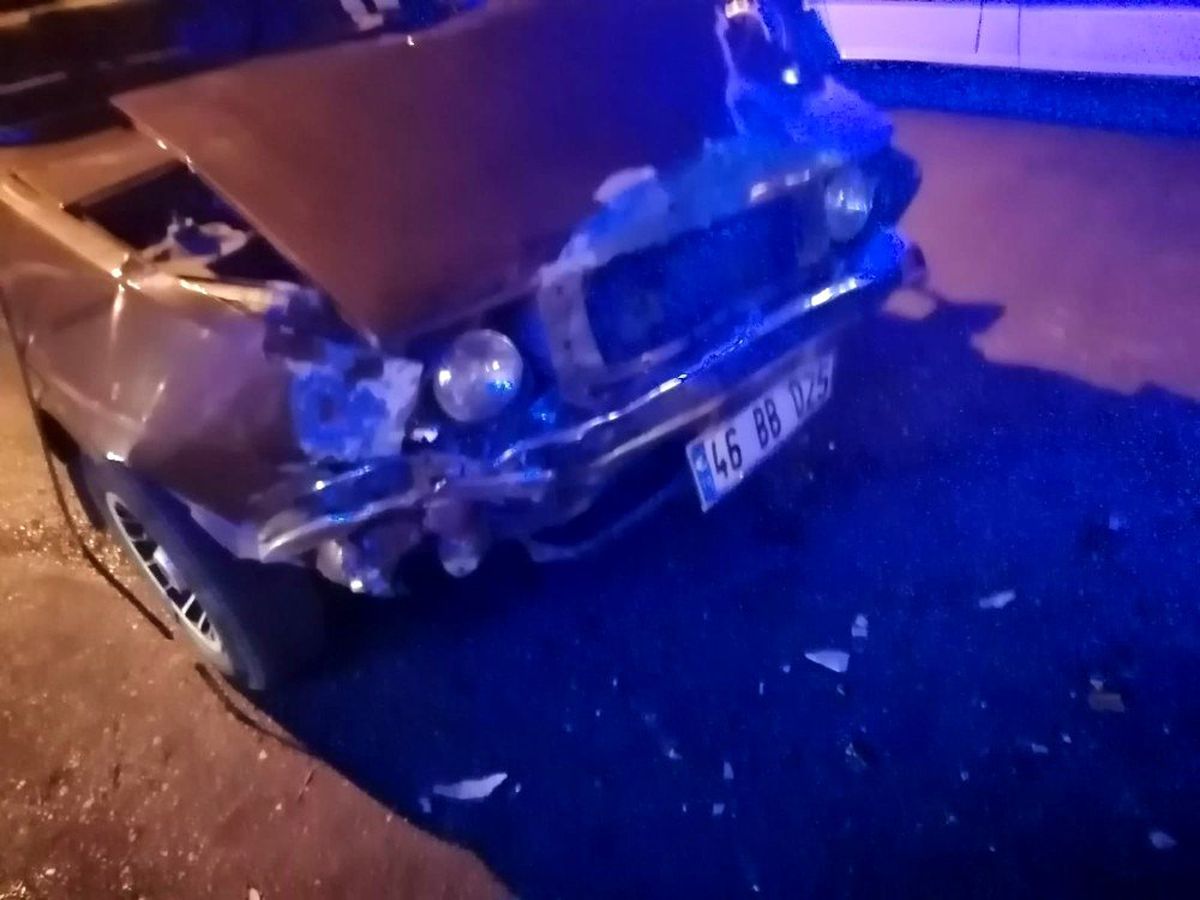 Servisle otomobilin çarpıştığı kazada iki kişi yaralandı