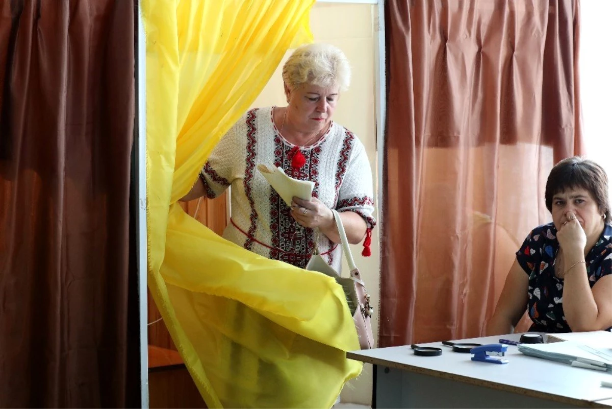 Ukrayna\'da genel seçimi de Zelenskiy kazandı