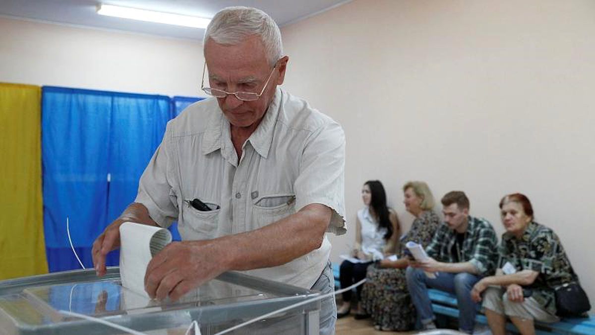 Ukrayna\'da halk erken genel seçim için sandık başında