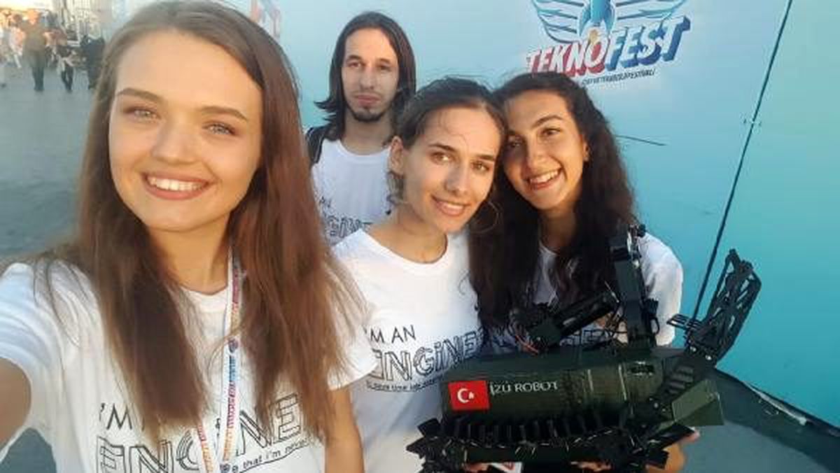 Üniversite öğrencilerinden denizdeki plastikleri temizleyen robot