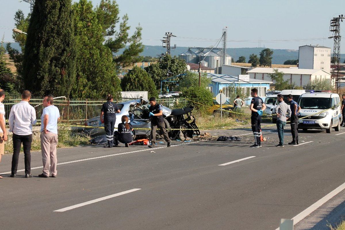 Uzunköprü\'de trafik kazası: 3 ölü, 3 yaralı